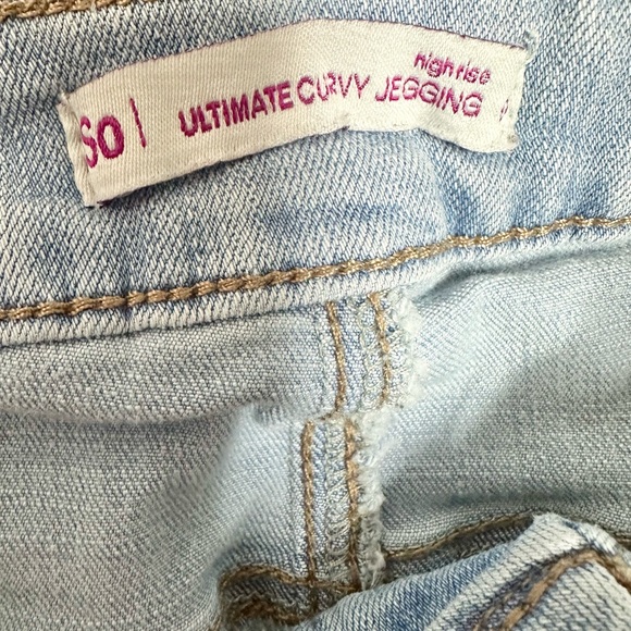 So ultimate curvy high rise jegging size 0. Light wash distressed jeans - Picture 5 of 7